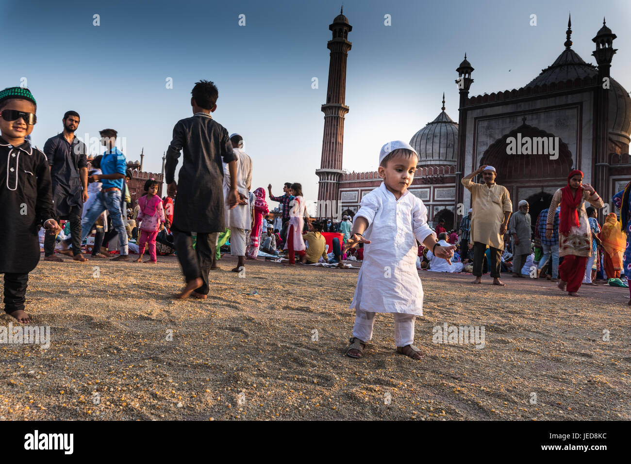 New Delhi, India. Il 23 giugno, 2017. Un bambino alla Jama Masjid giocando e godendo di celebrare Laylat-al-KADR, una festa islamica per break fast in serata. Credito: Swapan Banik/Alamy Live News Foto Stock