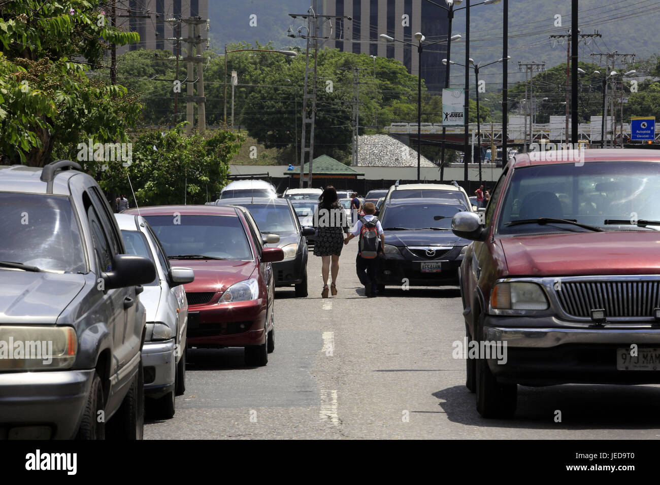 Valencia, Carabobo, Venezuela. Il 23 giugno, 2017. La tabella del gruppo democratico mi appello a tutti i venezuelani a stare su strade principali da mezzogiorno (ora locale) in onore dei caduti gli eroi, che superano già 70 persone nelle mani della polizia e delle forze paramilitari che supportano la Nicolas Maduro il governo. Le foto corrispondono alla città di Valencia, stato di Carabobo. Foto: Juan Carlos Hernandez Credito: Juan Carlos Hernandez/ZUMA filo/Alamy Live News Foto Stock