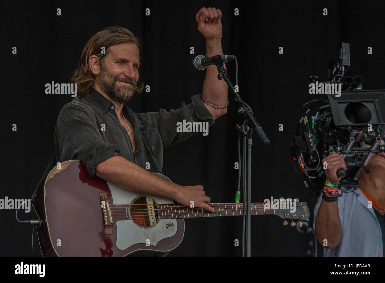 Glastonbury, Somerset, Regno Unito. Il 23 giugno, 2017. Bradley Cooper film una scena come Kris Kristofferson sullo stadio Pyuramid - Il 2017 Festival di Glastonbury, azienda agricola degna. Glastonbury, 23 giugno 2017 il credito: Guy Bell/Alamy Live News Foto Stock