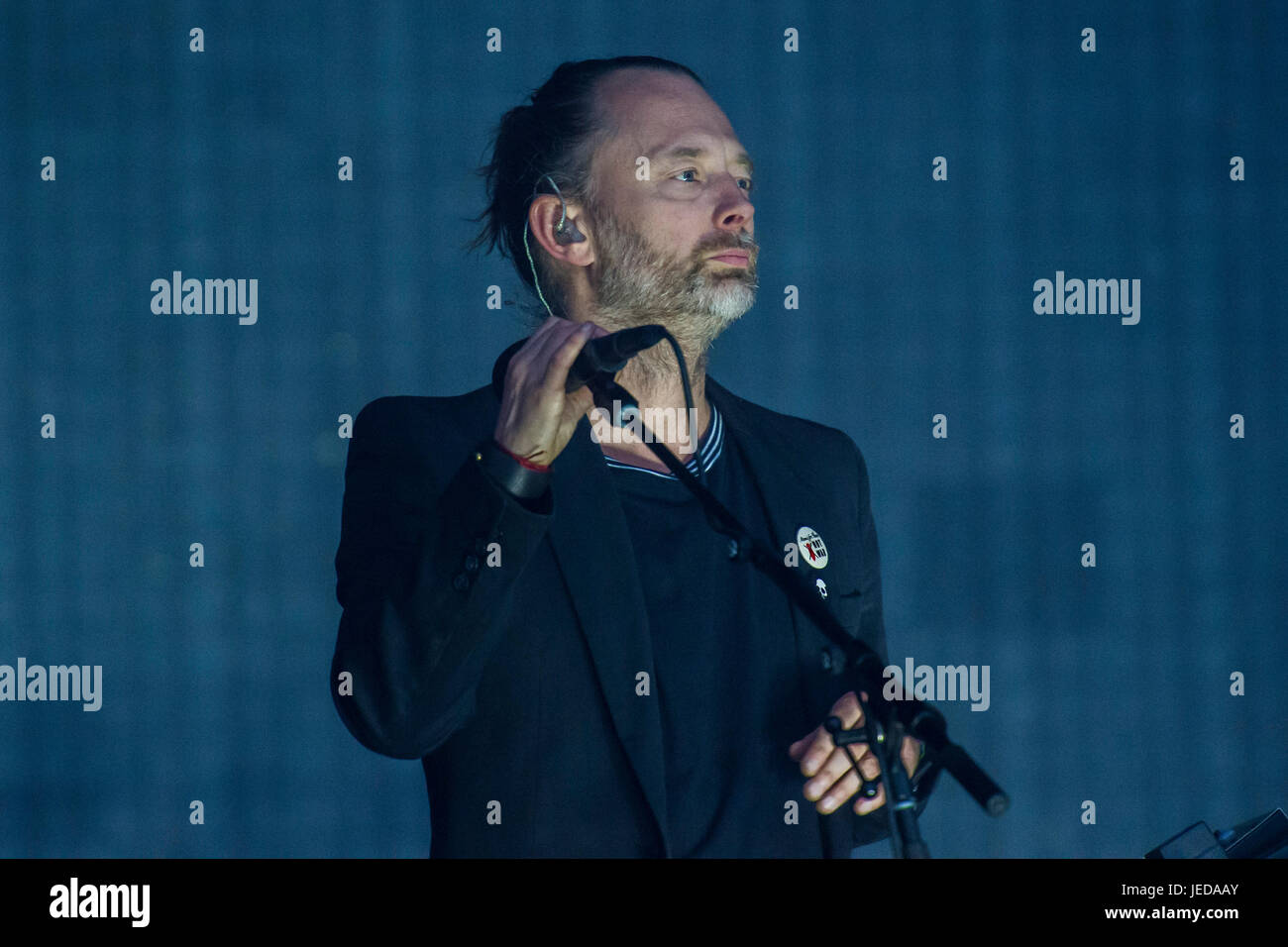 Glastonbury, Somerset, Regno Unito. Il 23 giugno, 2017. Radiohead, piombo da Thom York, eseguire sulla fase della piramide in fronmt di entusiasti fans - Il 2017 Festival di Glastonbury, azienda agricola degna. Glastonbury, 23 giugno 2017 il credito: Guy Bell/Alamy Live News Foto Stock