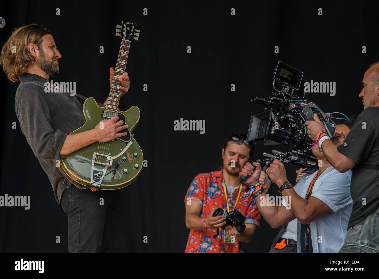 Glastonbury, Somerset, Regno Unito. Il 23 giugno, 2017. Bradley Cooper film una scena come Kris Kristofferson sullo stadio Pyuramid - Il 2017 Festival di Glastonbury, azienda agricola degna. Glastonbury, 23 giugno 2017 il credito: Guy Bell/Alamy Live News Foto Stock