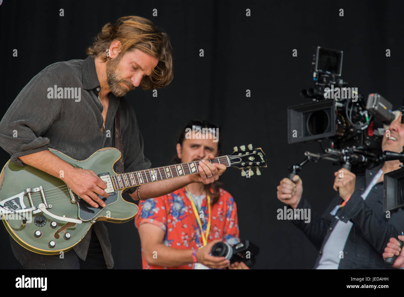 Glastonbury, Somerset, Regno Unito. Il 23 giugno, 2017. Bradley Cooper film una scena come Kris Kristofferson sullo stadio Pyuramid - Il 2017 Festival di Glastonbury, azienda agricola degna. Glastonbury, 23 giugno 2017 il credito: Guy Bell/Alamy Live News Foto Stock
