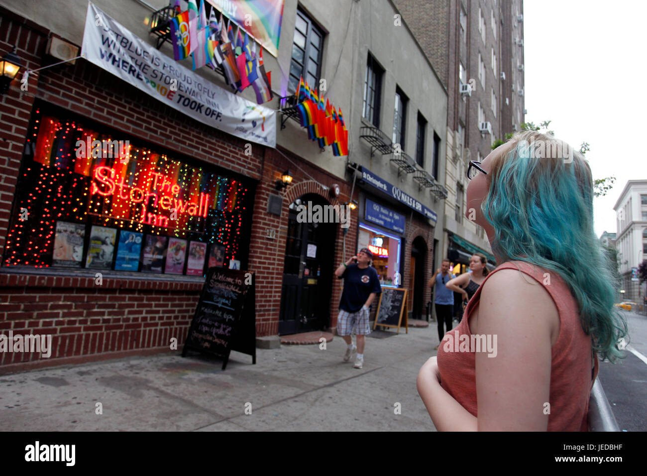 New York, Stati Uniti d'America. Il 23 giugno, 2017. La Stonewall Inn a New York City il Greenwich Village dove il Gay Pride movimento è nato a seguito di una serie di dimostrazioni in risposta ad un raid della polizia della barra in 1969. Le persone sono il floccaggio al sito, ora un monumento nazionale, come Gay Pride eventi get in corso a New York City in questo fine settimana, domenica compresa l'orgoglio di marzo. Credito: Adam Stoltman/Alamy Live News Foto Stock