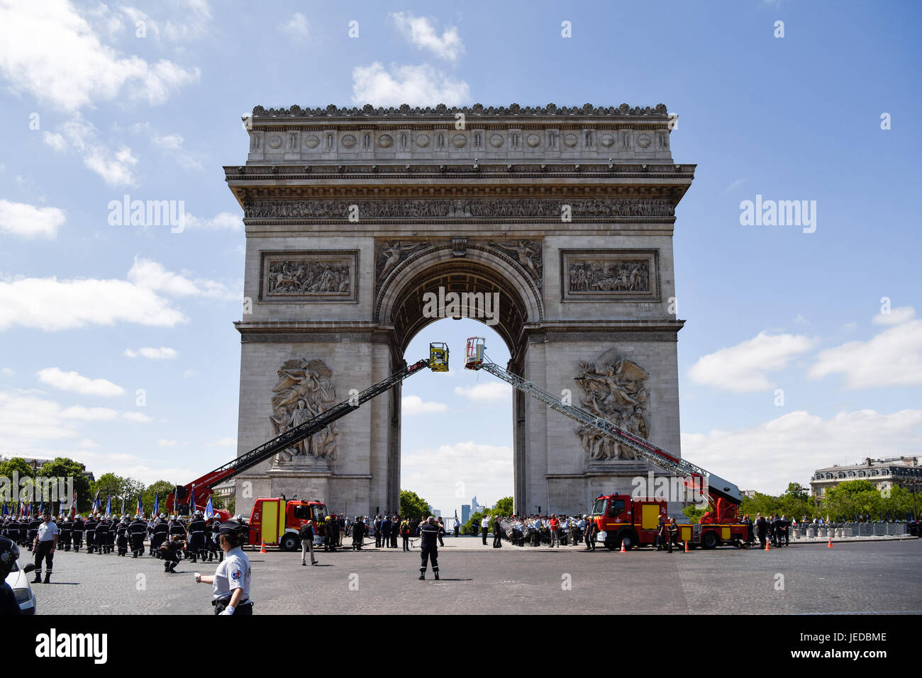 Parigi. Il 23 giugno, 2017. I vigili del fuoco e il fuoco di camion sono visti riuniti sotto l arco trionfale in commemorazione dei vigili del fuoco nazionale' giorno che cade il 23 e 24 giugno a Parigi in Francia il 23 giugno 2017. Credito: Chen Yichen/Xinhua/Alamy Live News Foto Stock