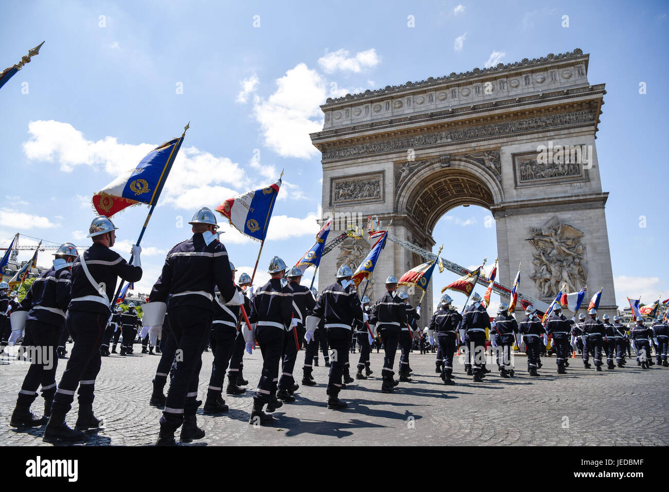 Parigi. Il 23 giugno, 2017. Vigili del fuoco marzo lungo la Avenue Champs Elysees verso l'arco trionfale in commemorazione dei vigili del fuoco nazionale' giorno che cade il 23 e 24 giugno a Parigi in Francia il 23 giugno 2017. Credito: Chen Yichen/Xinhua/Alamy Live News Foto Stock