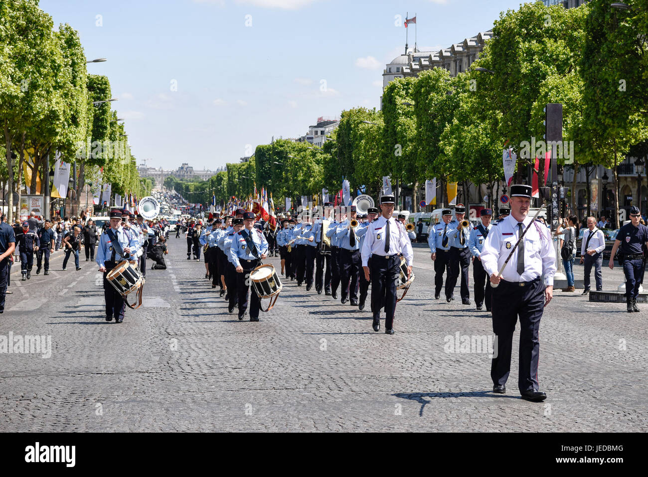 Parigi. Il 23 giugno, 2017. Vigili del fuoco marzo lungo la Avenue Champs Elysees verso l'arco trionfale in commemorazione dei vigili del fuoco nazionale' giorno che cade il 23 e 24 giugno a Parigi in Francia il 23 giugno 2017. Credito: Chen Yichen/Xinhua/Alamy Live News Foto Stock
