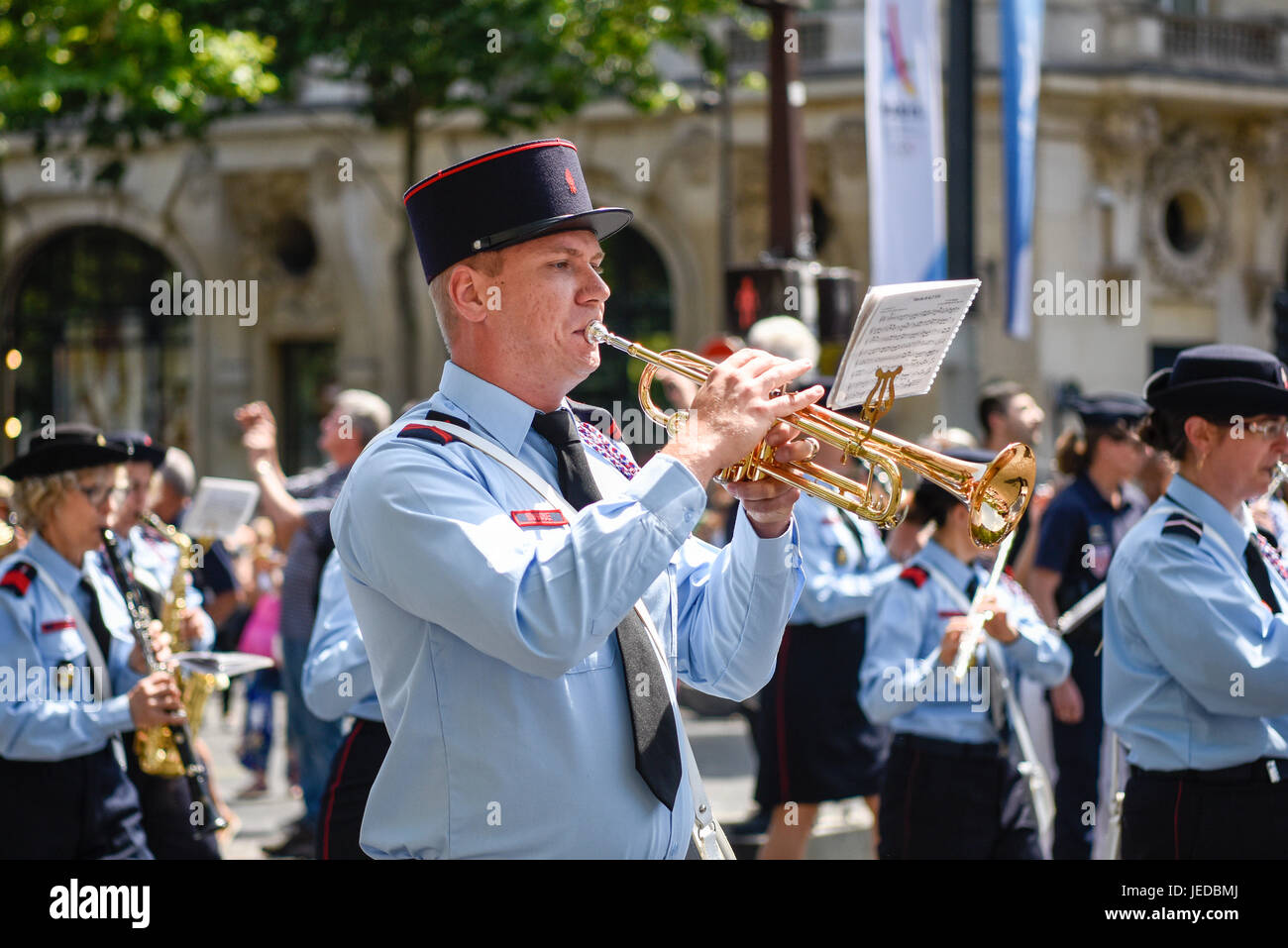 Parigi. Il 23 giugno, 2017. Vigili del fuoco marzo lungo la Avenue Champs Elysees verso l'arco trionfale in commemorazione dei vigili del fuoco nazionale' giorno che cade il 23 e 24 giugno a Parigi in Francia il 23 giugno 2017. Credito: Chen Yichen/Xinhua/Alamy Live News Foto Stock