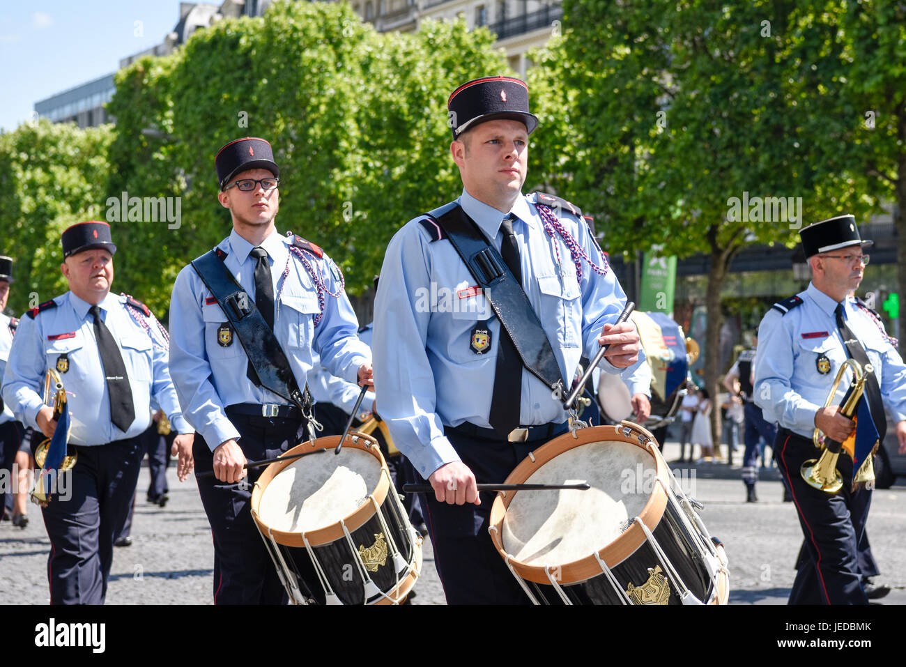 Parigi. Il 23 giugno, 2017. Vigili del fuoco marzo lungo la Avenue Champs Elysees verso l'arco trionfale in commemorazione dei vigili del fuoco nazionale' giorno che cade il 23 e 24 giugno a Parigi in Francia il 23 giugno 2017. Credito: Chen Yichen/Xinhua/Alamy Live News Foto Stock