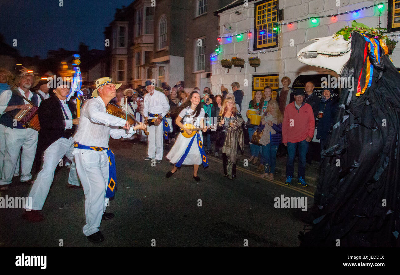 Penzance, Cornwall, Regno Unito 23 Giugno 2017. Serpente ballando per le strade con il cavallo hobby,Penglaz e fuochi d'artificio herald il giorno Mazey midsummer celebrazioni in Cornovaglia. Foto: Mike Newman/AlamyLiveNews Foto Stock