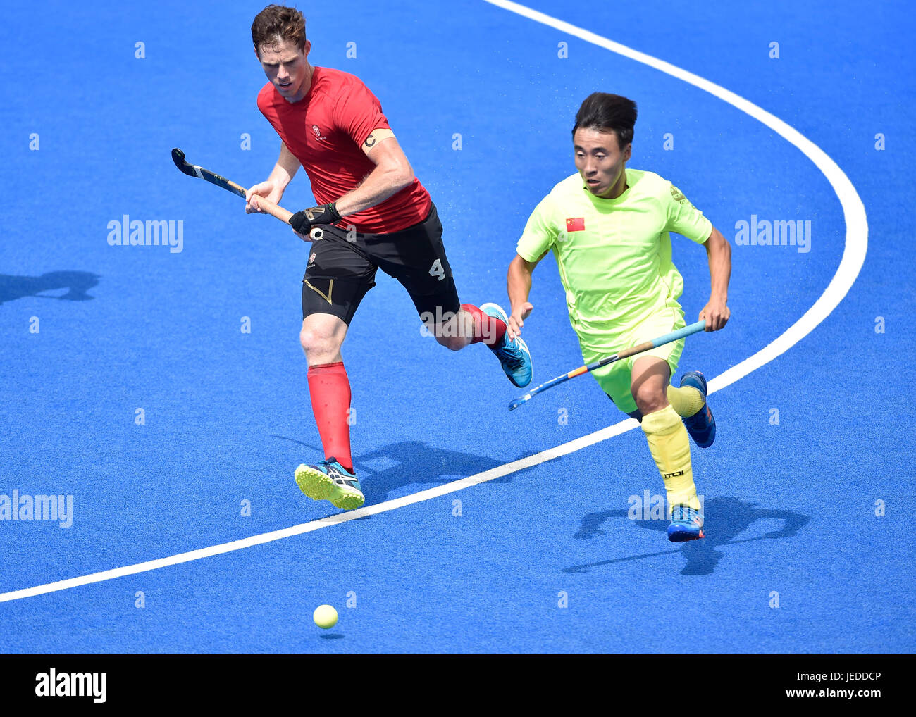 Londra Inghilterra - Giugno 24, 2017: TUPPER Scott (C) (CAN), AO Suozhu (CHN) entrambi inseguono la sfera durante l'eroe del Mondo di Hockey League Semi-Final (uomini) Canada vs la Cina a Lee Valley Hockey e il Centro Tennis di sabato. Foto : Taka G Wu Credito: Taka Wu/Alamy Live News Foto Stock