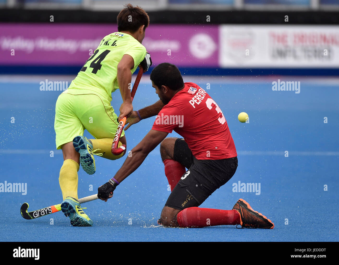 Londra Inghilterra - Giugno 24, 2017: E Wenlong (CHN) è stato affrontato da PEREIRA Brandon (CAN) durante l'eroe del Mondo di Hockey League Semi-Final (uomini) Canada vs la Cina a Lee Valley Hockey e il Centro Tennis di sabato. Foto : Taka G Wu Credito: Taka Wu/Alamy Live News Foto Stock