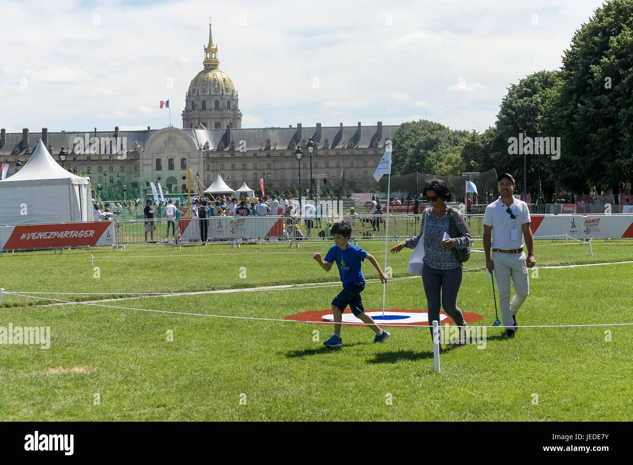 Julien Mattia / le Pictorium - Parigi celebra l'Olimpismo - 23/06/2017 - Francia / Ile-de-France (regione) / Parigi - POCHE settimane prima che i Giochi Olimpici e Paralimpici siano stati assegnati dal Comitato Olimpico Internazionale (CIO) nel 2024, Parigi è più che mai mobilitata intorno alla sua candidatura e organizzato due giorni in cui il cuore di Parigi si è trasformato in un parco olimpico effimero. Foto Stock