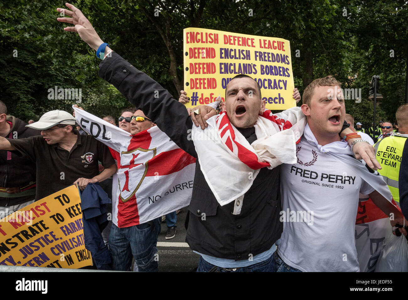 Londra, Regno Unito. Il 24 giugno 2017. Far-Right British nazionalista della Difesa inglese League (EDL) marzo e al rally di Victoria Embankment come parte della loro "marzo contro il terrorismo" alla luce dei recenti attacchi terroristici in città. Centinaia di Metropolitan funzionari di polizia sotto la supervisione del marzo © Guy Corbishley/Alamy Live News Foto Stock