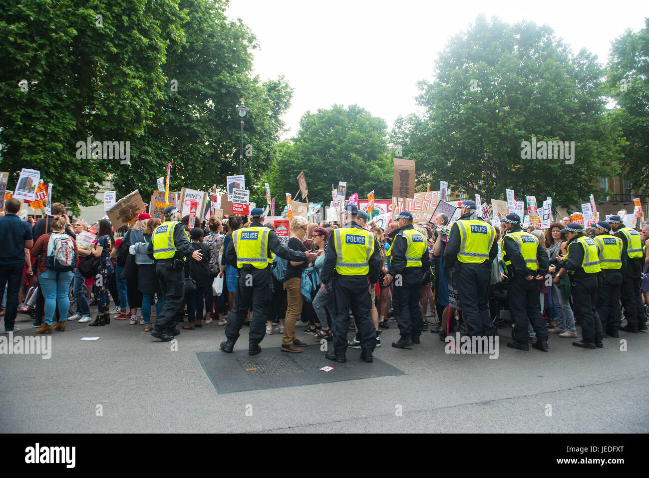Londra, Regno Unito. Il 25 giugno, 2017. Marcia di protesta organizzata in opposizione al DUP e il Tory accordo di lavoro. Il mese di marzo è inoltre predisposta per il supporto vocale per il diritto di accesso all'aborto in Irlanda del Nord. Credito: Michael Tubi/Alamy Live News Foto Stock Londra, Regno Unito. Il 25 giugno, 2017. Marcia di protesta organizzata in opposizione al DUP e il Tory accordo di lavoro. Il mese di marzo è inoltre predisposta per il supporto vocale per il diritto di accesso all'aborto in Irlanda del Nord. Credito: Michael Tubi/Alamy Live News Foto Stock