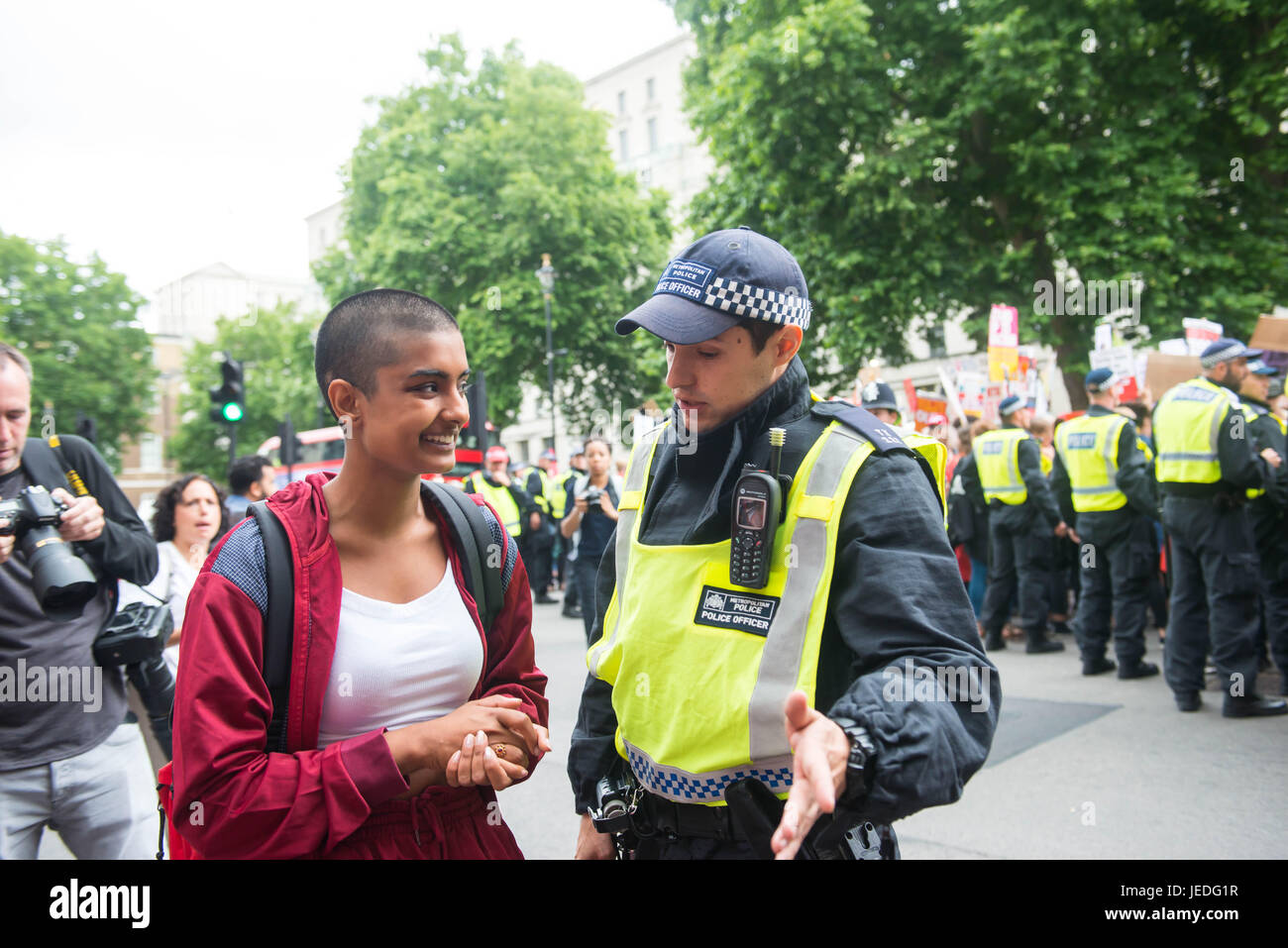 Londra, Regno Unito. Il 25 giugno, 2017. Marcia di protesta organizzata in opposizione al DUP e il Tory accordo di lavoro. Il mese di marzo è inoltre predisposta per il supporto vocale per il diritto di accesso all'aborto in Irlanda del Nord. Credito: Michael Tubi/Alamy Live News Foto Stock Londra, Regno Unito. Il 25 giugno, 2017. Marcia di protesta organizzata in opposizione al DUP e il Tory accordo di lavoro. Il mese di marzo è inoltre predisposta per il supporto vocale per il diritto di accesso all'aborto in Irlanda del Nord. Credito: Michael Tubi/Alamy Live News Foto Stock