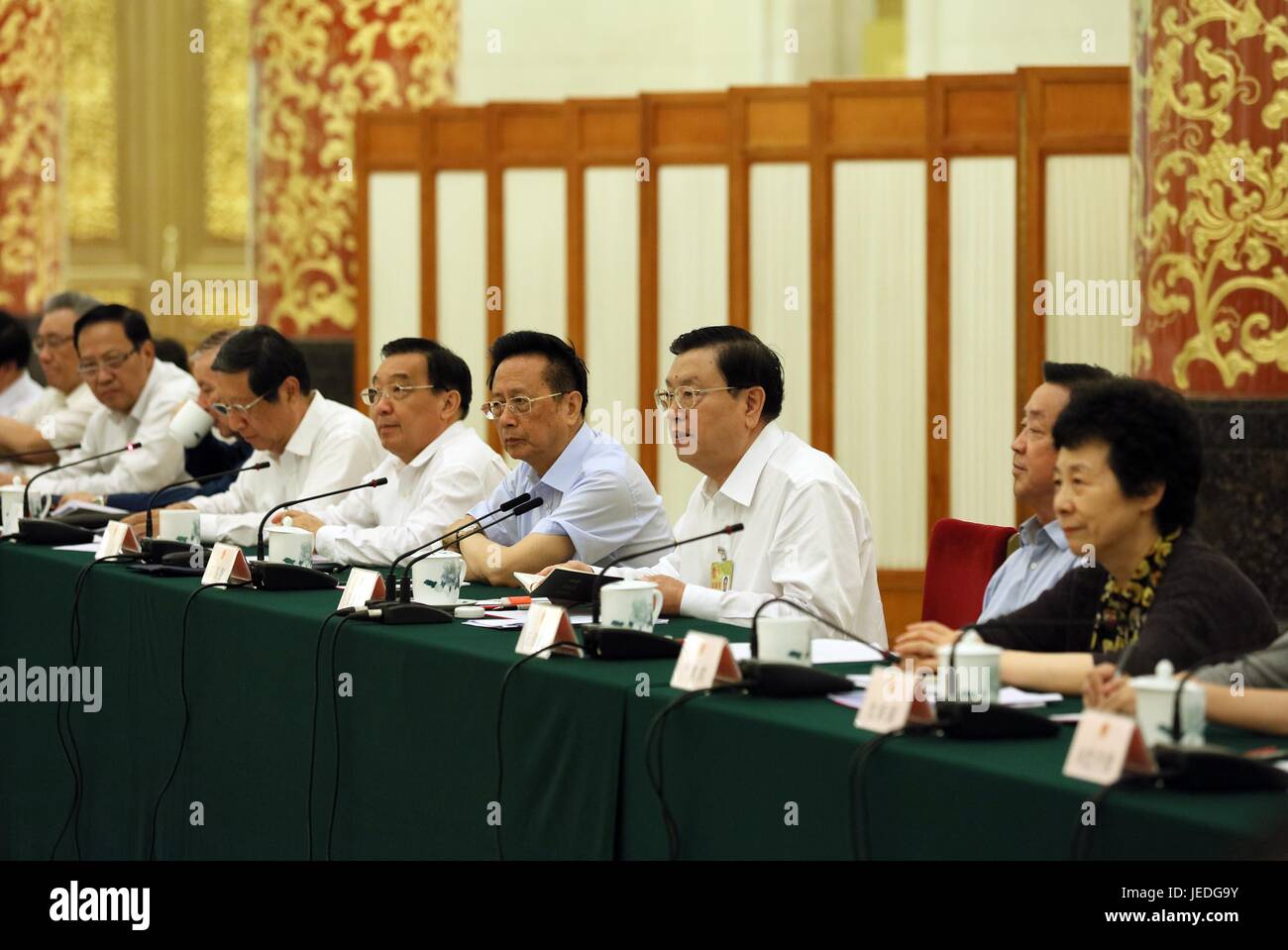 (170624) -- Pechino, 24 giugno 2017 (Xinhua) -- Zhang Dejiang (terza R), presidente del comitato permanente del Congresso nazionale del popolo (ANP), partecipa a un'indagine congiunta incontro sul rispetto della qualità del prodotto legge durante la ventottesima sessione del XII NPC Comitato Permanente a Pechino, capitale della Cina, 24 giugno 2017. (Xinhua/Liu Weibing) (dyhqwl) Foto Stock