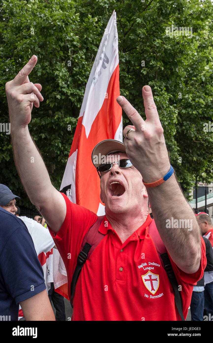 Londra, Regno Unito. Il 24 giugno 2017. Far-Right British nazionalista della Difesa inglese League (EDL) marzo e al rally di Victoria Embankment come parte della loro "marzo contro il terrorismo" alla luce dei recenti attacchi terroristici in città. Centinaia di Metropolitan funzionari di polizia sotto la supervisione del marzo © Guy Corbishley/Alamy Live News Foto Stock