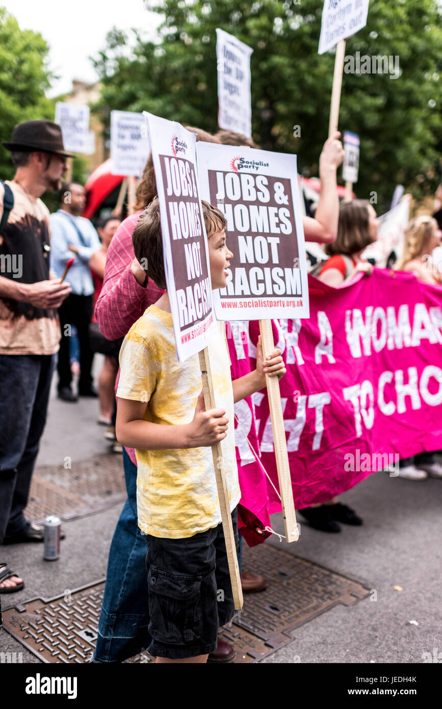 Londra, UK, 24 giugno 2017. Giovani protesta di fronte a Downing Street contro il governo Tory che sta tentando di creare un alleanza con la partizione DUP. Credito: onebluelight.com/Alamy Live News Foto Stock