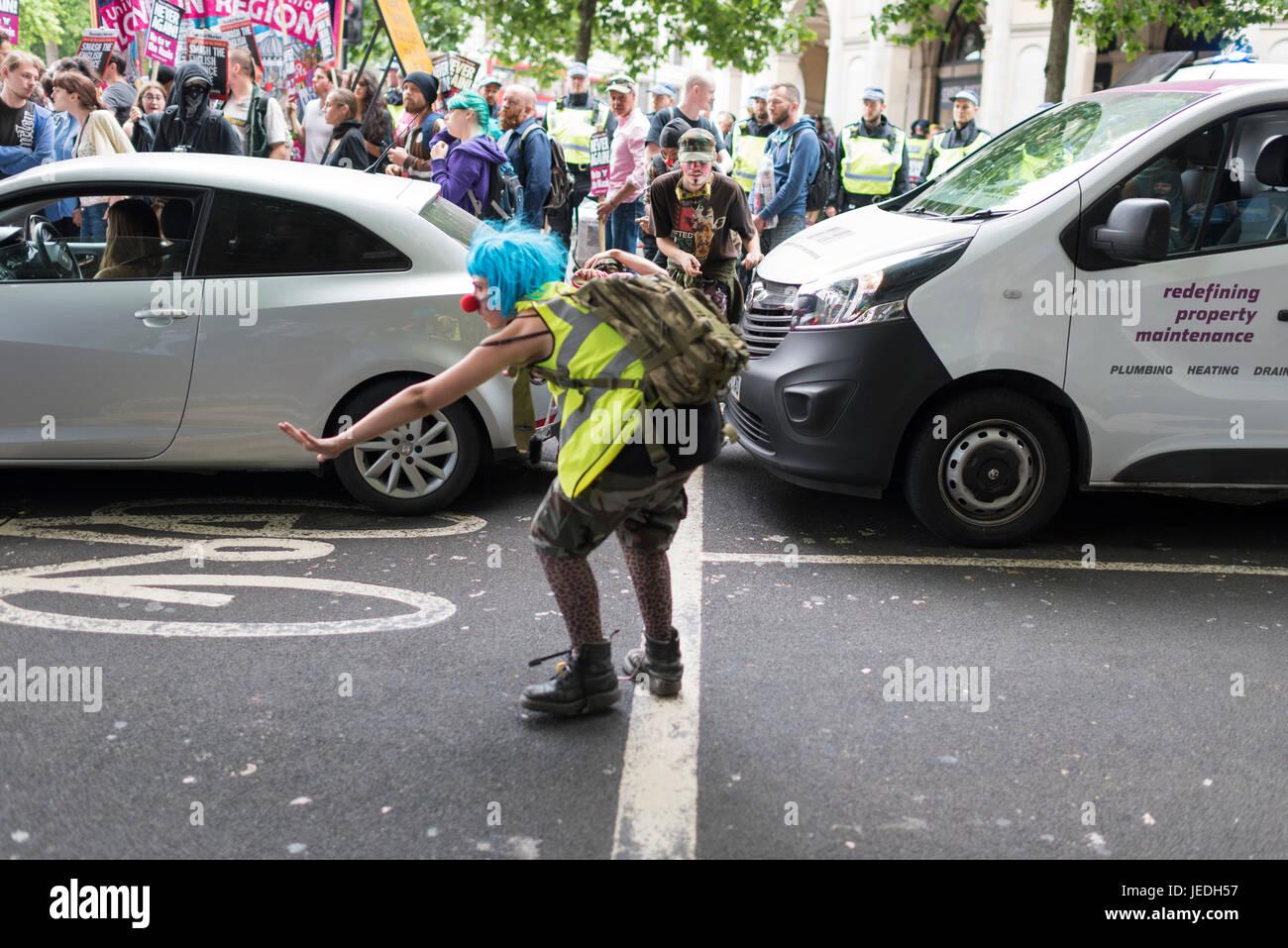 Londra, UK, 24 giugno 2017. Unire le forze contro il fascismo (UAF) ha organizzato una dimostrazione vicino a Trafalgar Square contro la difesa inglese League (EDL). A causa dei recenti attacchi terroristici, vi è una forte presenza di polizia. Credito: onebluelight.com/Alamy Live News Foto Stock