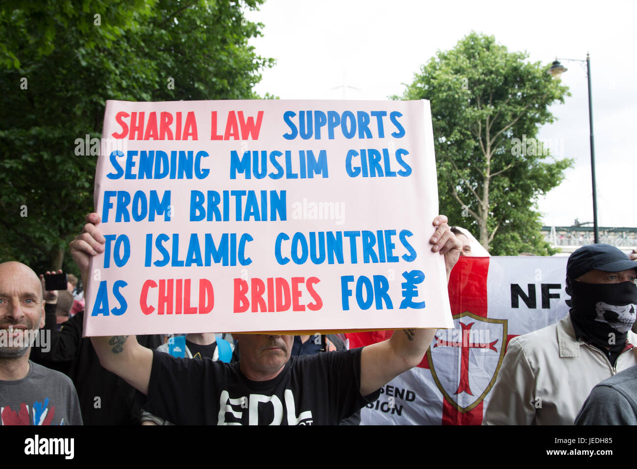 Londra UK 24giugno 2017 sostenitori si riuniscono per una dimostrazione organizzata dal gruppo di estrema destra della Difesa inglese League (EDL) nel centro di Londra . Credito: Thabo Jaiyesimi/Alamy Live News Foto Stock