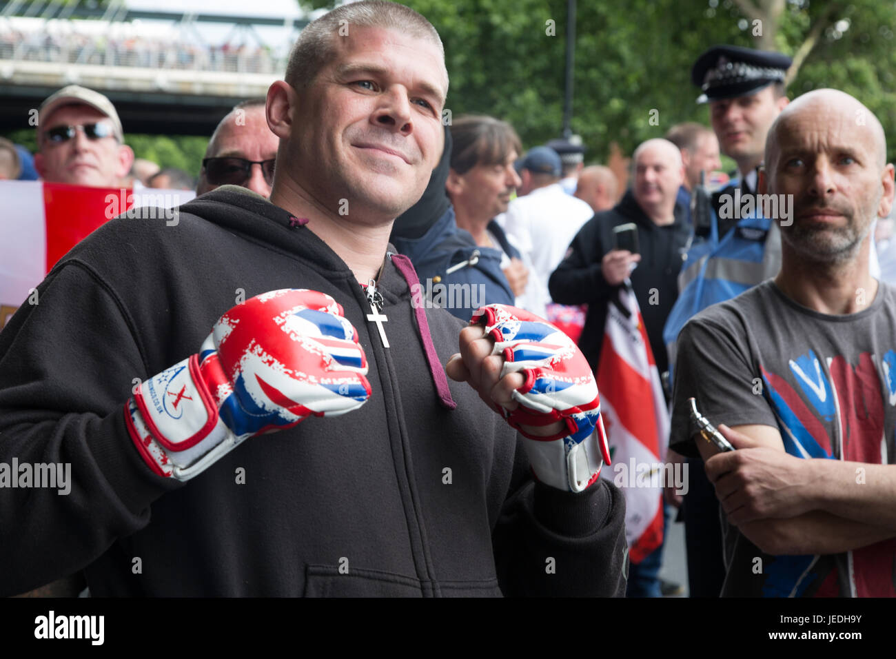 Londra UK 24giugno 2017 sostenitori si riuniscono per una dimostrazione organizzata dal gruppo di estrema destra della Difesa inglese League (EDL) nel centro di Londra . Credito: Thabo Jaiyesimi/Alamy Live News Foto Stock