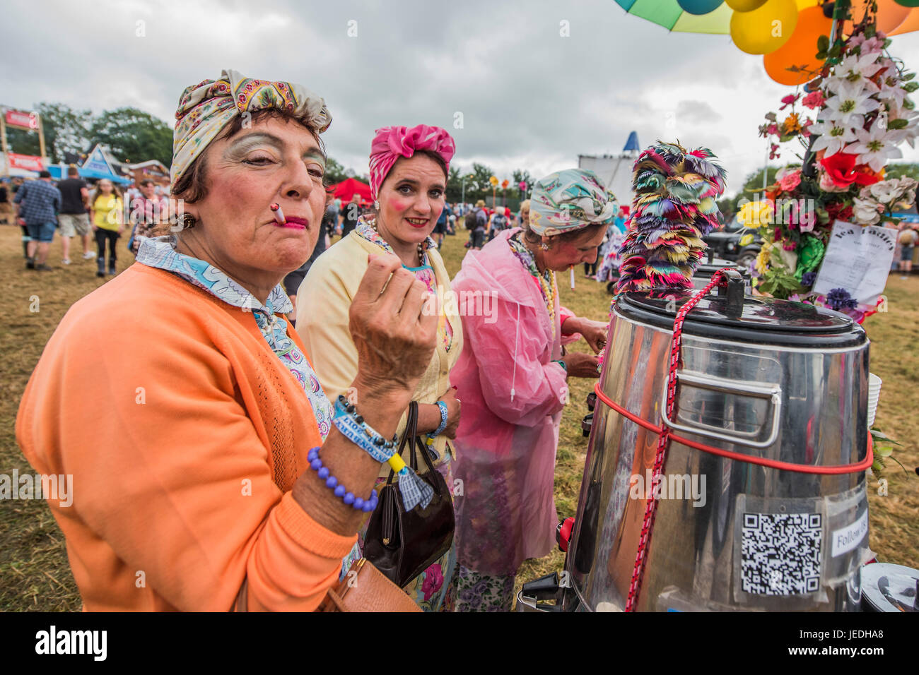 Glastonbury, Somerset, Regno Unito. Il 24 giugno 2017. Il tè e il gin dal tè Ladies - Il 2017 Festival di Glastonbury, azienda agricola degna. Glastonbury, 24 giugno 2017 il credito: Guy Bell/Alamy Live News Foto Stock