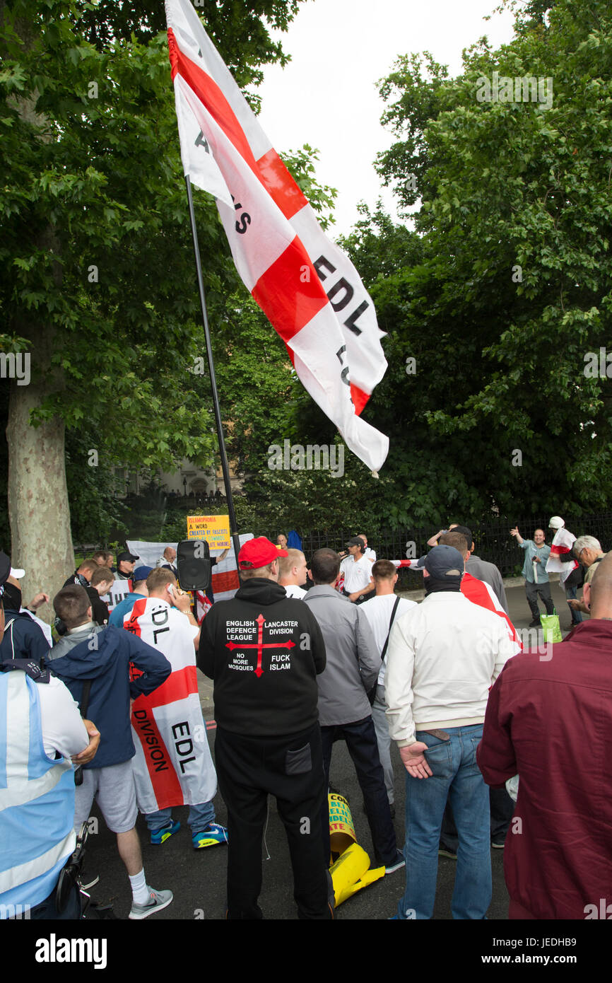 Londra UK 24giugno 2017 sostenitori si riuniscono per una dimostrazione organizzata dal gruppo di estrema destra della Difesa inglese League (EDL) nel centro di Londra . Credito: Thabo Jaiyesimi/Alamy Live News Foto Stock