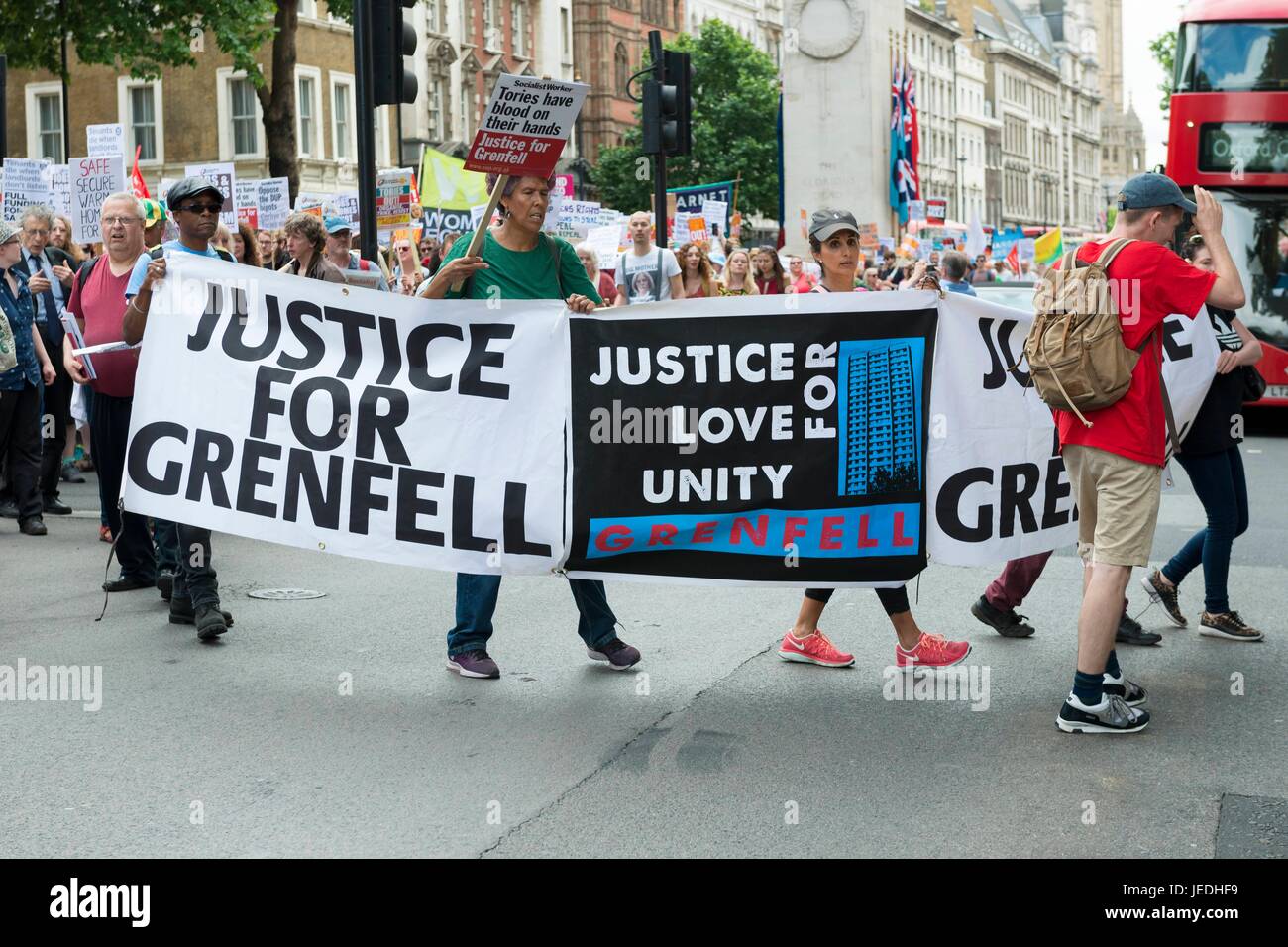 Londra, Regno Unito. Il 24 giugno 2017. Giustizia per Grenfell a Downing Street, manifestanti con un banner a marzo per abitazioni. Londra, Regno Unito. 24/06/2017 Credit: dpa/Alamy Live News Foto Stock