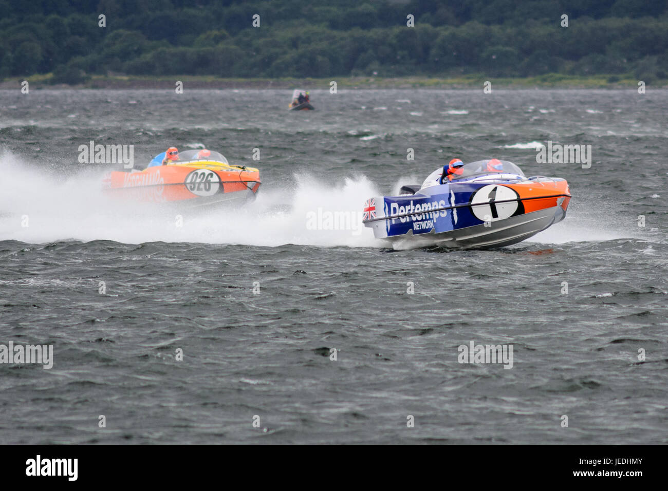 P1 Superstock Corse Powerboat dall'Esplanade, Greenock, Scozia, 24 giugno 2017. Barca 01 Rete Pertemps perseguito da 926 Kissimmee. Foto Stock