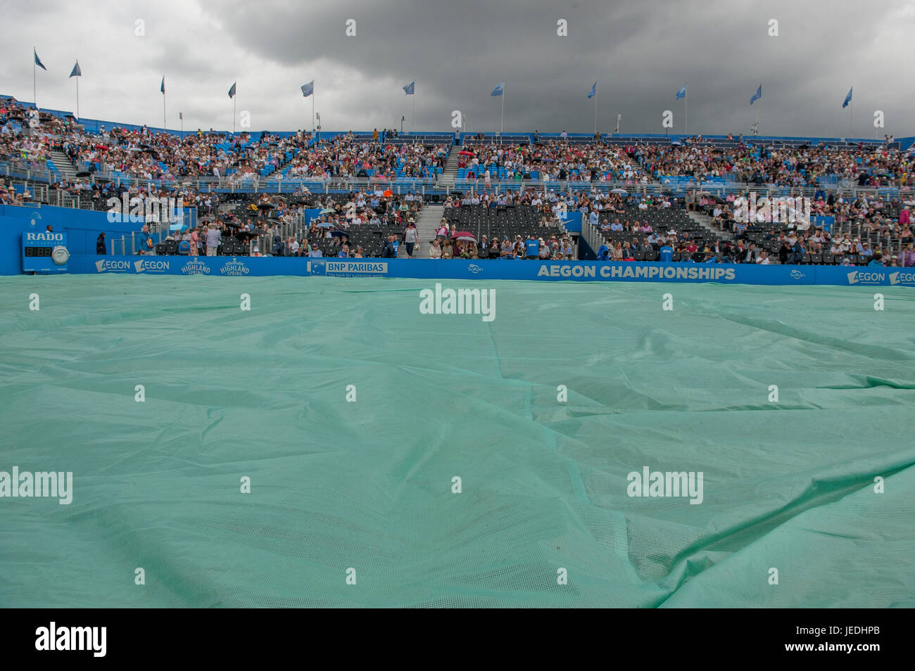 La Queen's Club di Londra, Regno Unito. Il 24 giugno 2017. Giorno 6 del 2017 Aegon campionati a ovest di Londra club, semi-finale centre court azione con Gilles Muller (LUX) v Marin CILIC (CRO), con Cilic tenendo la partita. Il match è arrestato brevemente e la corte coperta come una doccia a pioggia passa overhead. Credito: Malcolm Park / Alamy Live News. Foto Stock