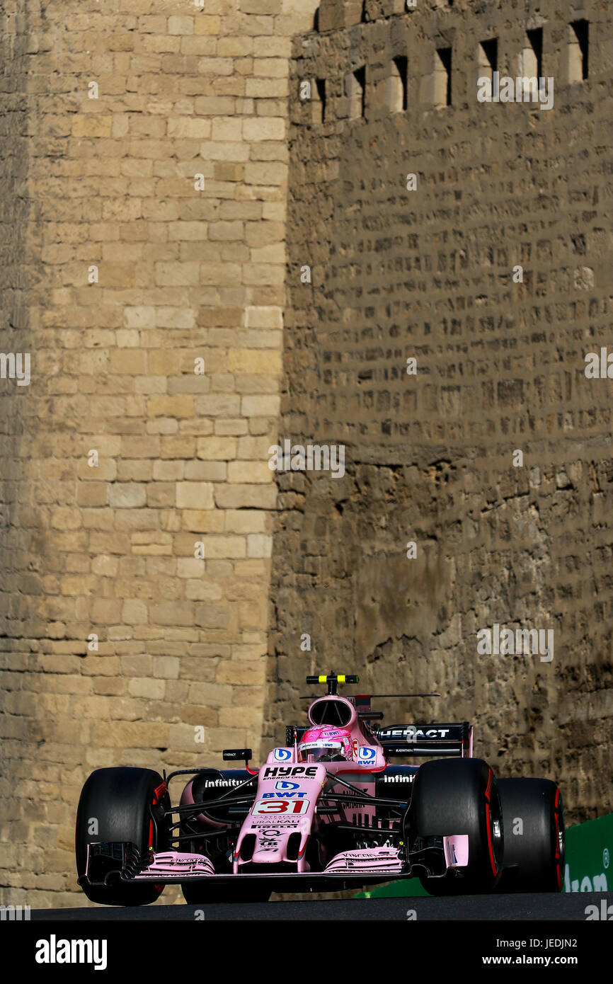 Baku in Azerbaijan. Il 24 giugno 2017. Esteban Ocon della Francia alla guida della (31) Sahara Force India F1 Team in pista durante la pratica finale per l'Azerbaigian FORMULA ONE Grand Prix a Baku circuito cittadino a giugno 24, 2017 a Baku, in Azerbaijan. Credito: Aziz Karimov/Alamy Live News Credito: Aziz Karimov/Alamy Live News Foto Stock