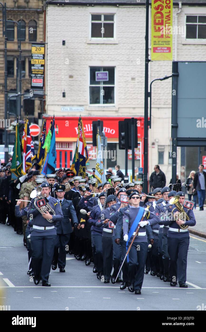 Leeds, Regno Unito. 24 GIU, 2017. Forze armate giorno 24 giugno 2017. Le truppe e i veterani sfilata attraverso il centro cittadino di Leeds. Bande intrattengono il pubblico e il Sindaco rilascia palloncini. In Millennium Square, uno Spitfire è al di fuori della sala civica. Anche un servizio ufficioso è stato tenuto in Millennium Square, Leeds Credito: Paolo Ratcliffe/Alamy Live News Foto Stock
