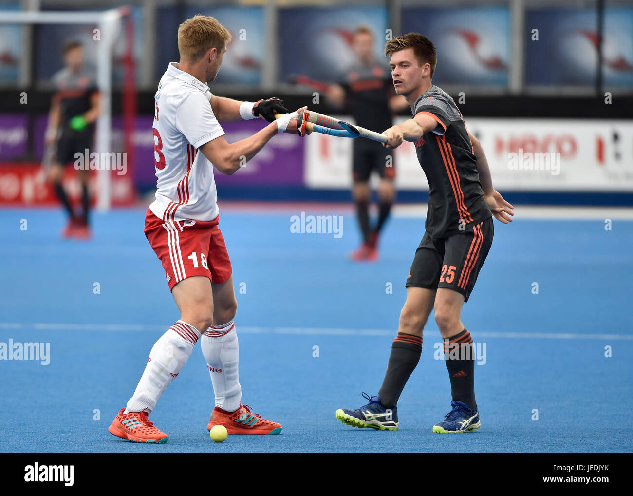 Londra, Regno Unito. Il 24 giugno 2017. Credo Brendan (ITA), BRINKMAN Thierry (NED) si scontrarono con ogni altro bat durante l eroe del Mondo di Hockey League Semi-Final (uomini) Inghilterra vs Paesi Bassi a Lee Valley Hockey e il Centro Tennis di sabato. Foto : Taka G Wu Credito: Taka Wu/Alamy Live News Foto Stock