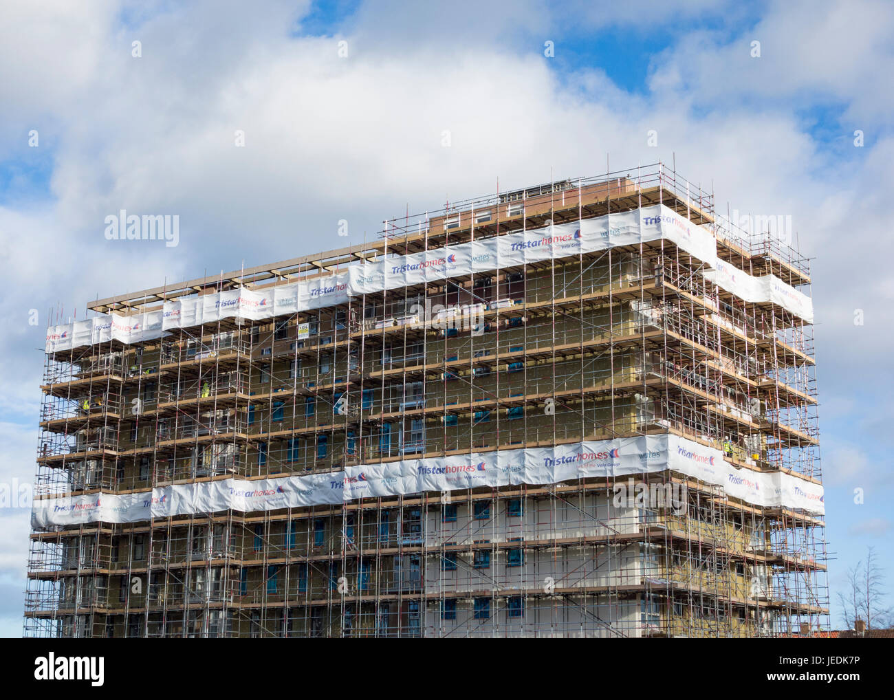 Rivestimento essendo montato a Kennedy Gardens in Billingham, a nord-est dell' Inghilterra nel 2013/2014. Controllo successivo Grenfell fire trovato alcuni del rivestimento da combustibili. Kennedy Gardens in Billingham, a nord-est dell' Inghilterra, è stata trovata essere parzialmente ricoperti di "grado tre" di rivestimento che è infiammabile. I 10 milioni di sterline il restauro di tre blocchi a torre nel 2014 incluso rivestimento esterno. Circa 340 persone vivono in appartamenti. I piani sono in atto per rimuovere il rivestimento. Foto Stock