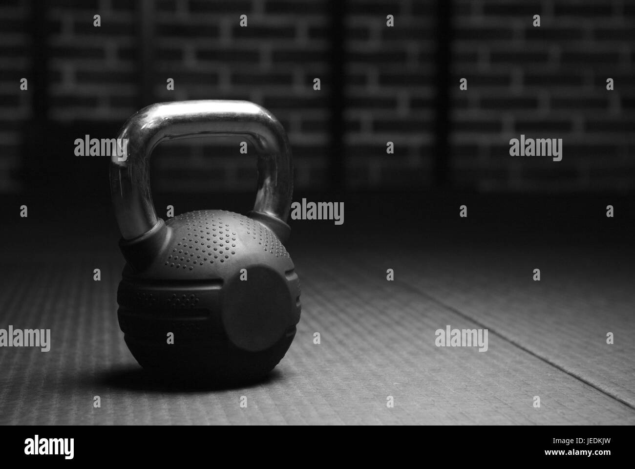 Kettlebell pesi in una palestra di allenamento in bianco e nero Foto Stock
