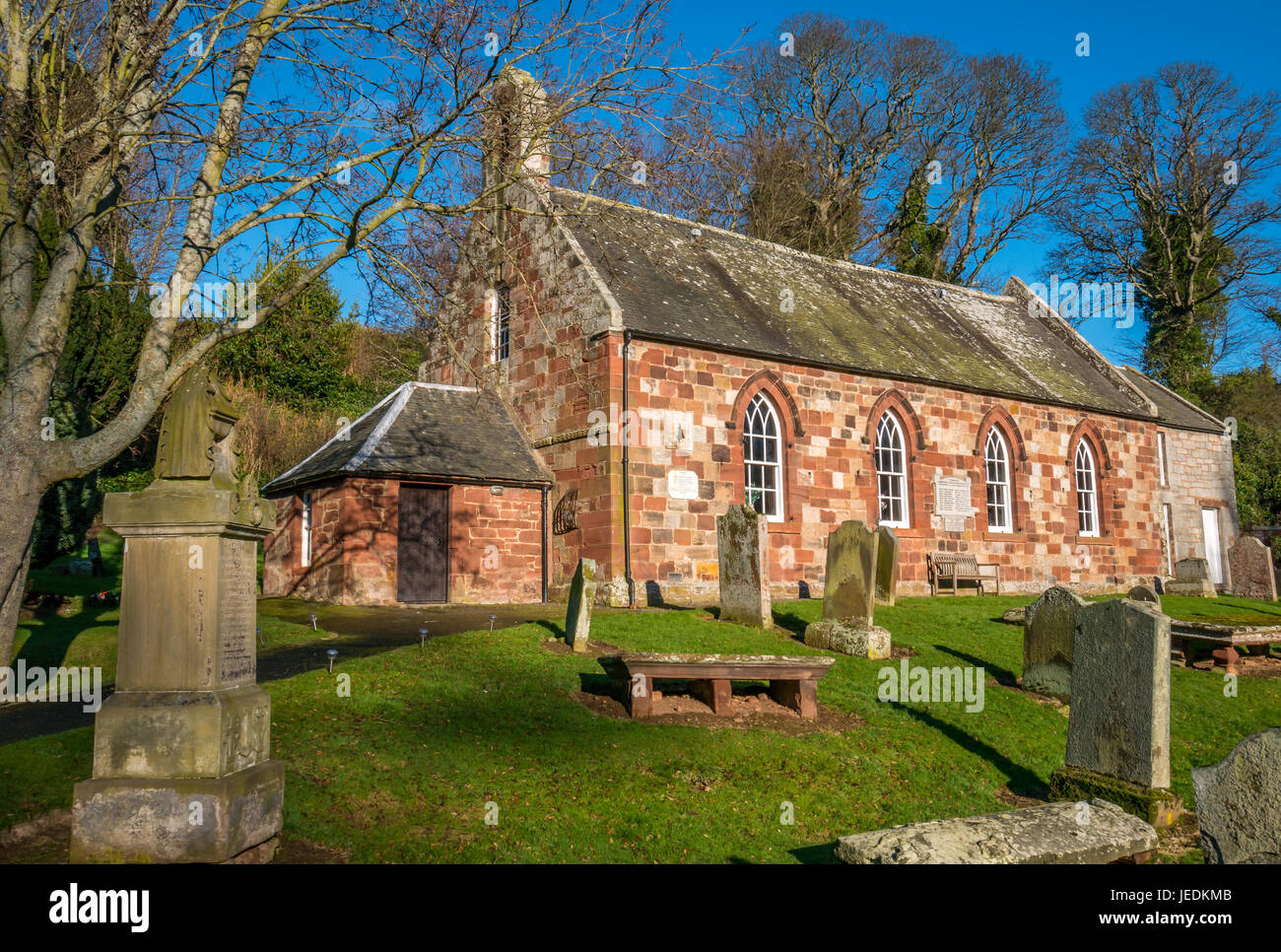 Vecchi e pittoreschi soleggiato arenaria piccolo villaggio chiesa e cimitero, Garvald, East Lothian, Scozia, Regno Unito Foto Stock