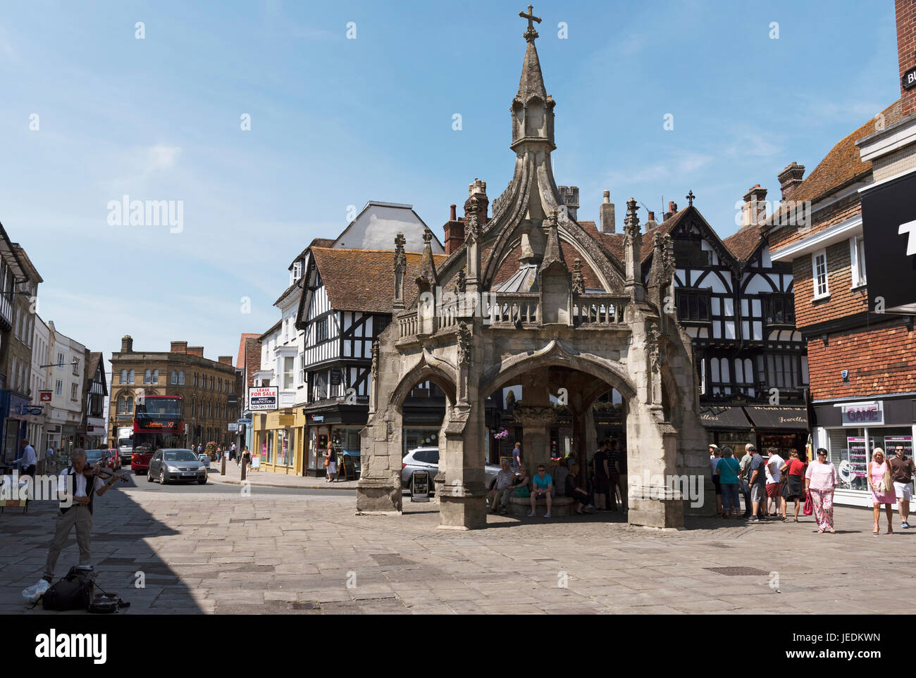 I turisti in gita guardando il famoso Haunch di cervo pub di fronte alla croce di pollame nel centro della città di Salisbury Wiltshire England Regno Unito. Giugno 201 Foto Stock