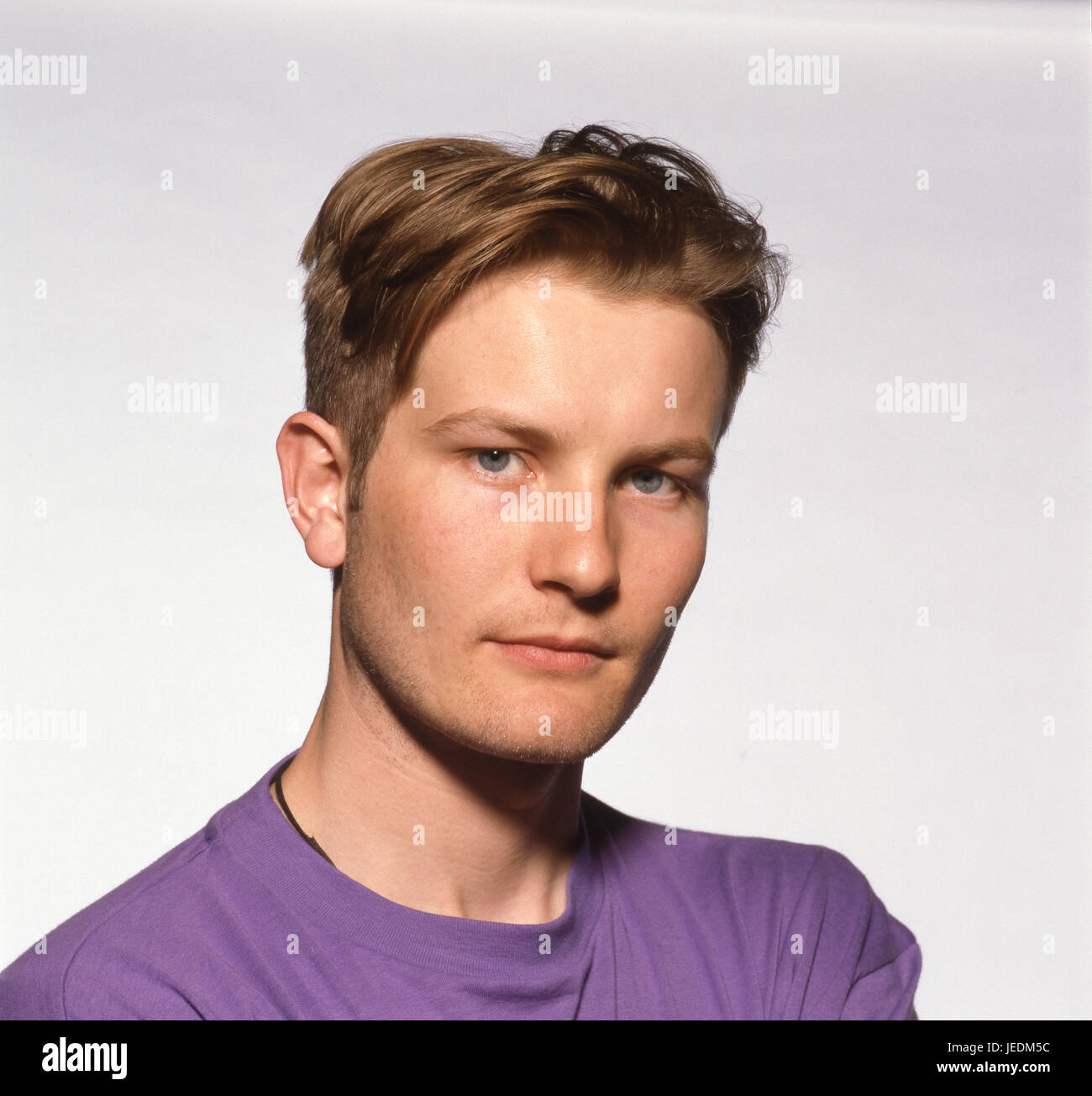 Ritratto di un giovane uomo in un viola t shirt Foto Stock