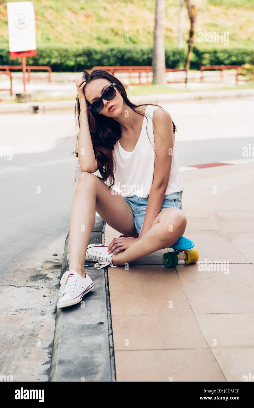 Tagliare I Pantaloncini Di Jeans Immagini e Fotos Stock - Alamy