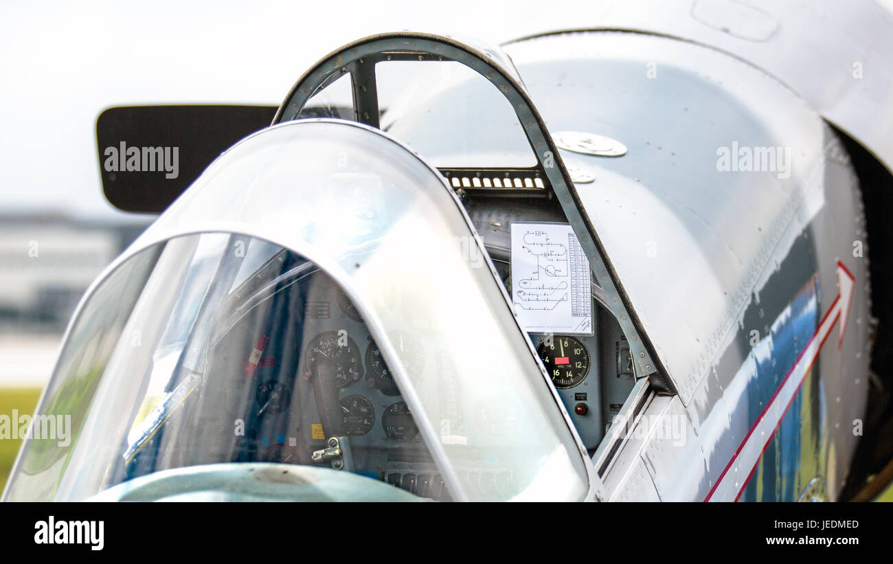 Un Yak-50 sorge presso la pista con il flightplan visibile nel pozzetto all'Airshow di sola in Norvegia Foto Stock