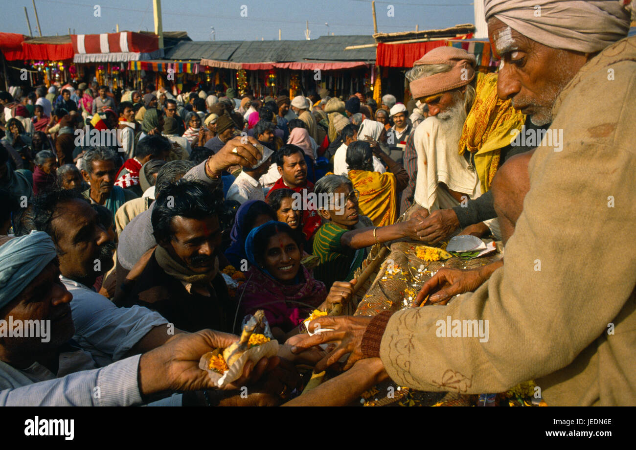 India Bengala Occidentale, Sagar Island, folle di pellegrini portando offerte per Kapil Muni tempio durante Sagar Festival. . Foto Stock