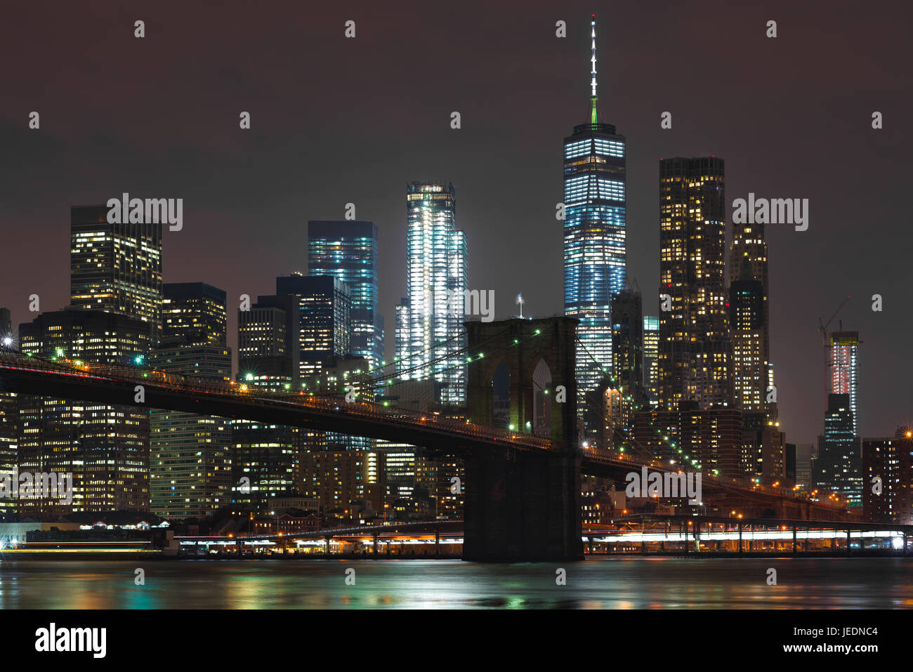 Il Ponte di Brooklyn e One World Trade Center da DUMBO, New York Foto Stock