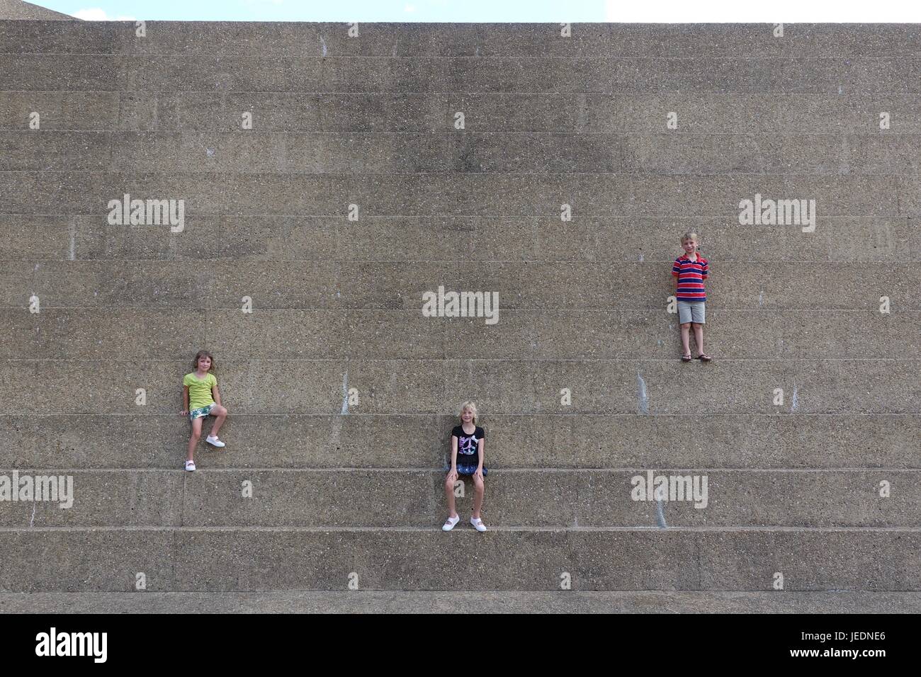 Tre bambini su urban montagna in Fort Worth giardini d'acqua Foto Stock