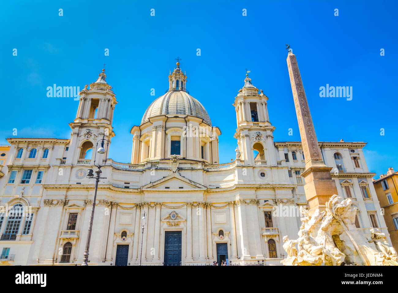 Chiesa di Sant Agnese in Agone e la Fontana dei Quattro Fiumi con obelisco egiziano a Piazza Navona, Roma, Italia Foto Stock