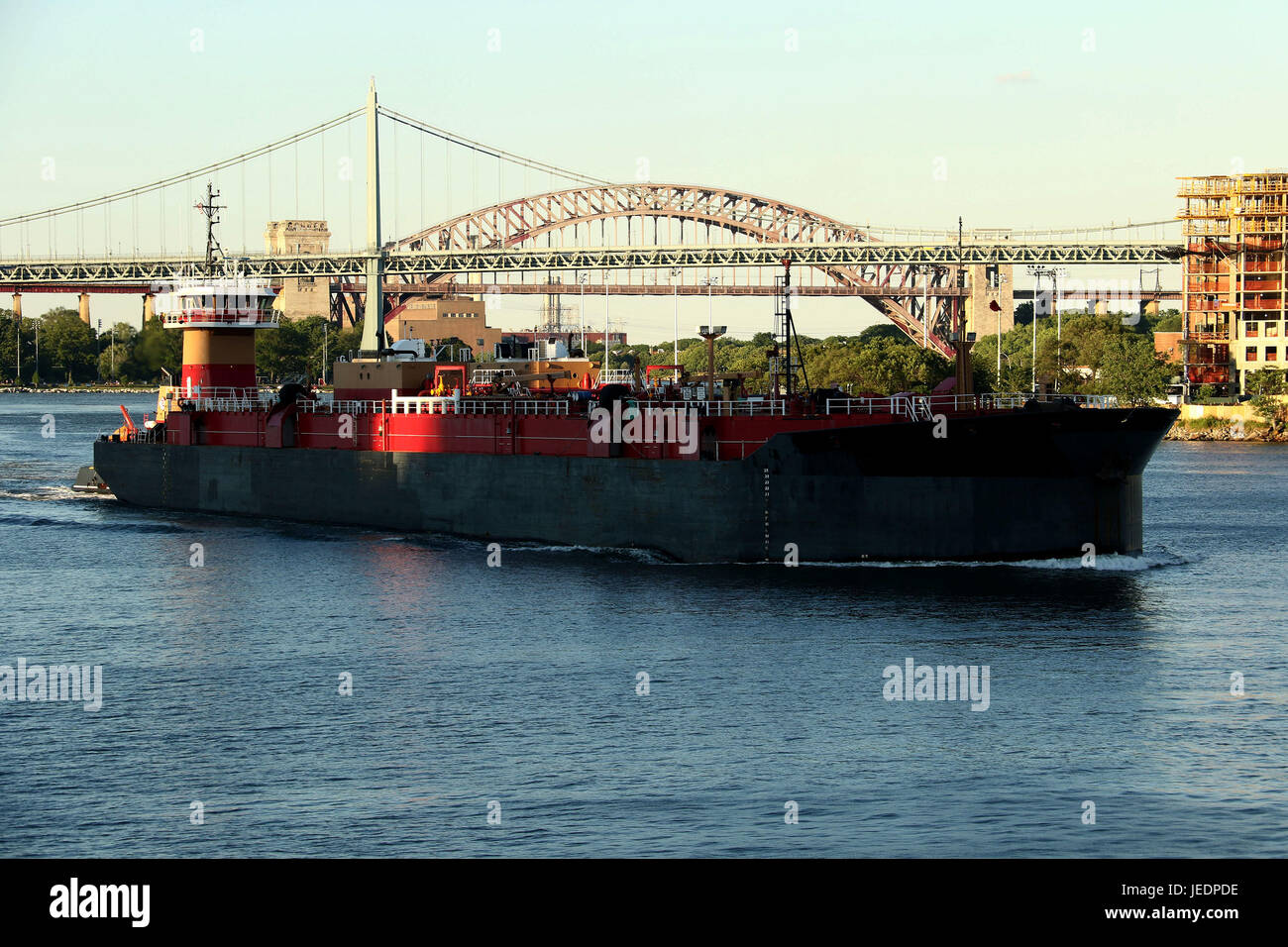 Triborough Bridge al tramonto con aereo cargo Foto Stock