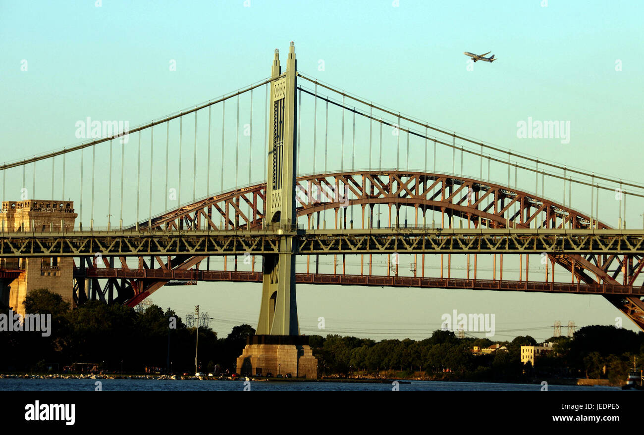 Robert F. Kennedy Bridge, conosciuto anche come RFK Triborough Bridge, visto al tramonto con un getto ascendente piano Foto Stock