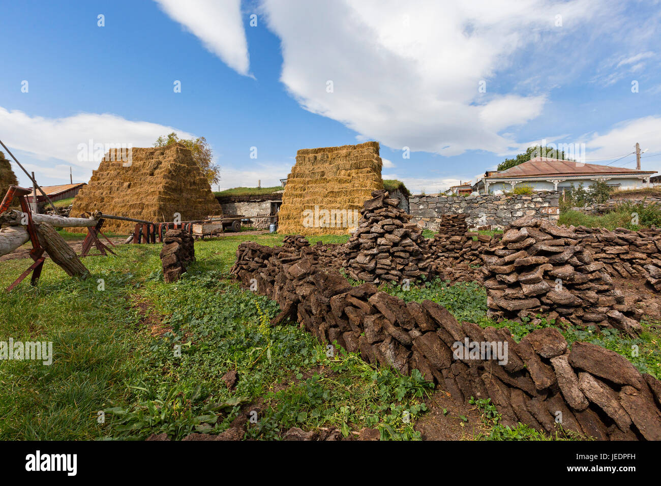 Pagliaio e agricolo di scena nel villaggio Bokdajeni, Georgia, nel Caucaso. Foto Stock
