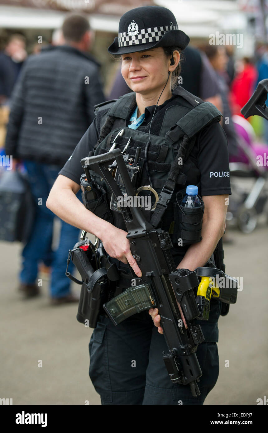 Femmina armati poliziotto di pattuglia al Royal Highland Show, Ingliston, Edimburgo. Foto Stock