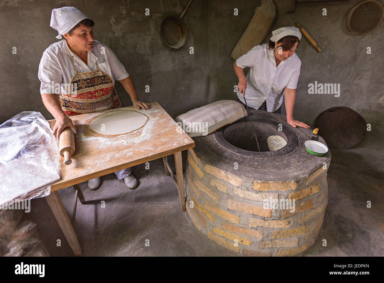 Donne locali che fanno il pane armeno conosciuto come Lavash, a Garni, Armenia. Foto Stock