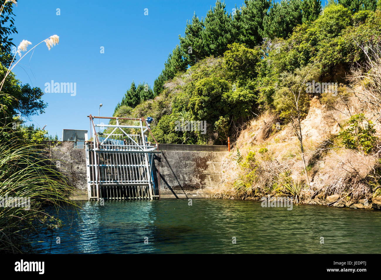 Diga piccola con una gate di controllo per controllare il flusso e il livello dell'acqua. Foto Stock